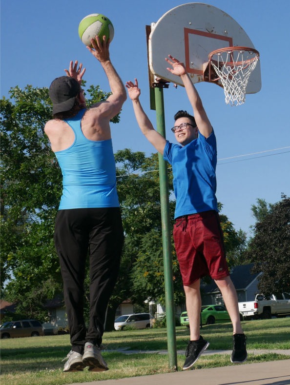 Mike Akins and Elijah Jackson playing basketball.
